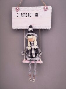 Pancarte de chambre, lutin sur balançoire
