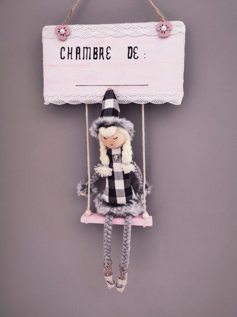 Pancarte de chambre, fille sur balançoire